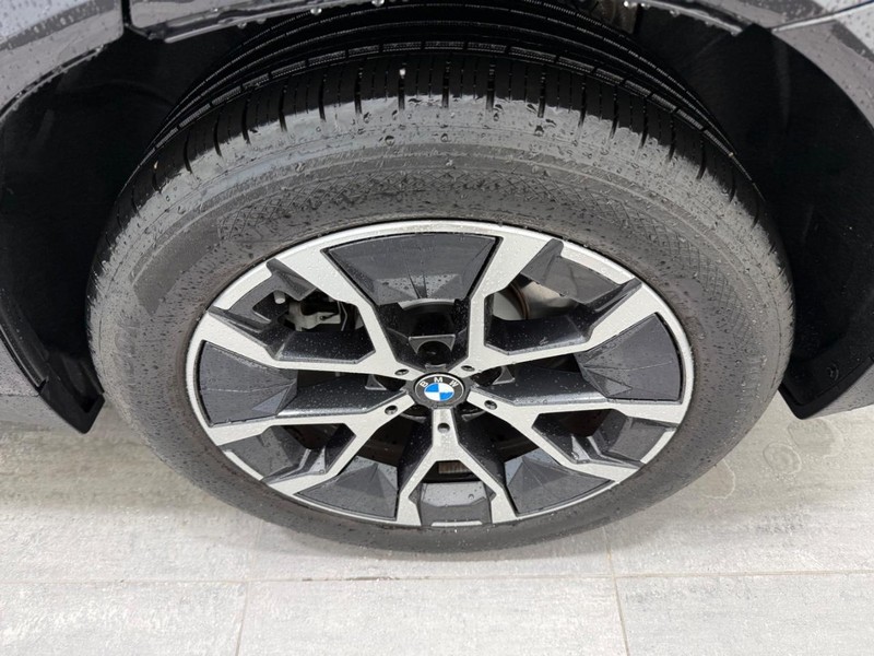 BMW X3 Vehicle Full-screen Gallery Image 5
