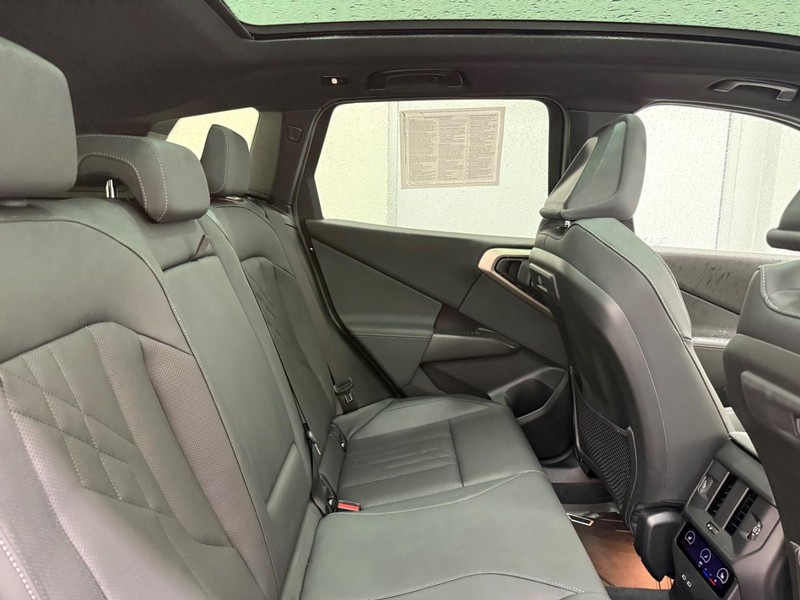 BMW X3 Vehicle Full-screen Gallery Image 8