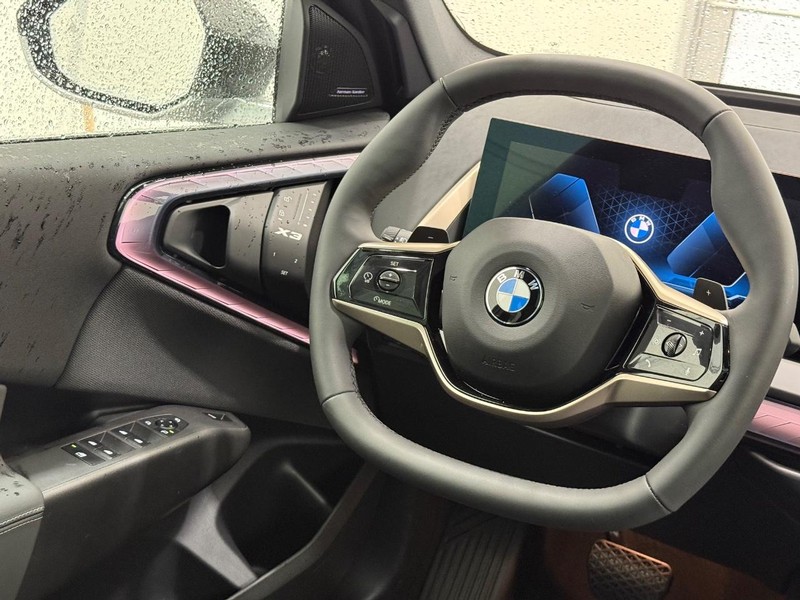 BMW X3 Vehicle Full-screen Gallery Image 11