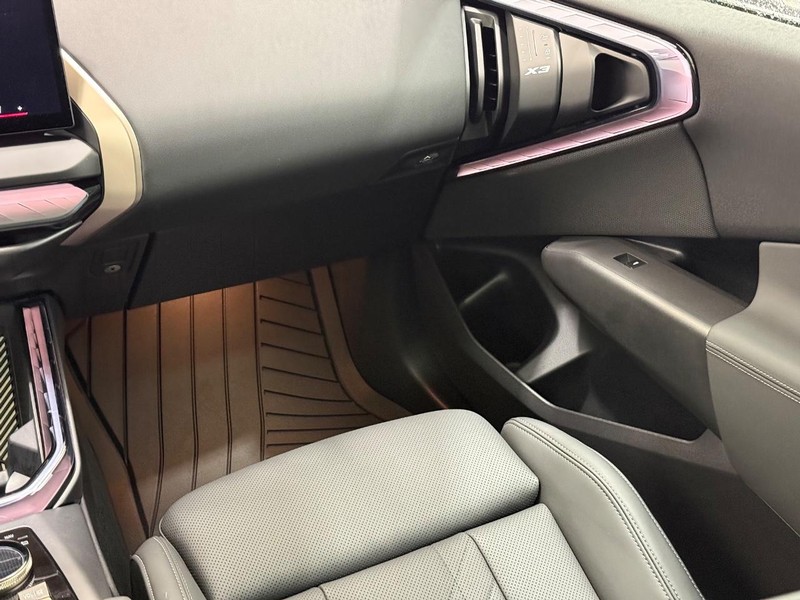 BMW X3 Vehicle Full-screen Gallery Image 12