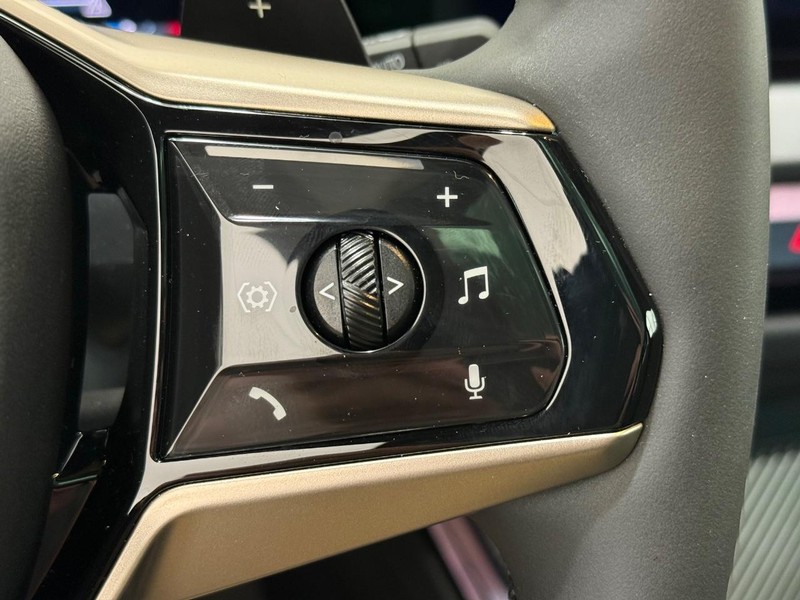 BMW X3 Vehicle Full-screen Gallery Image 14