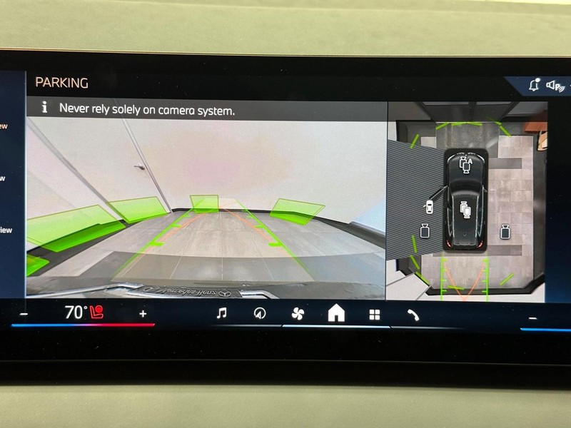 BMW X3 Vehicle Full-screen Gallery Image 15