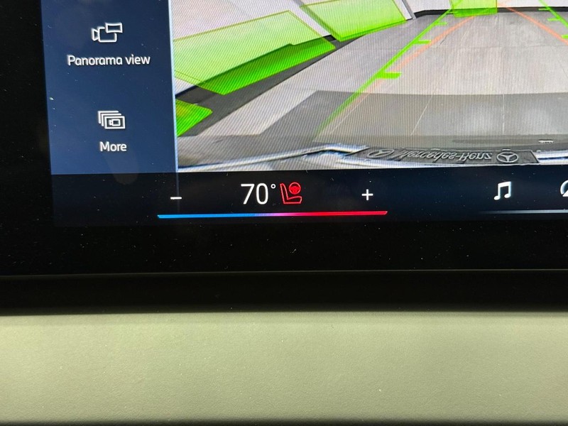 BMW X3 Vehicle Full-screen Gallery Image 16