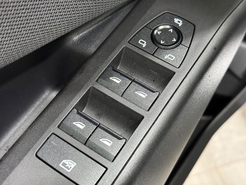BMW X3 Vehicle Full-screen Gallery Image 18