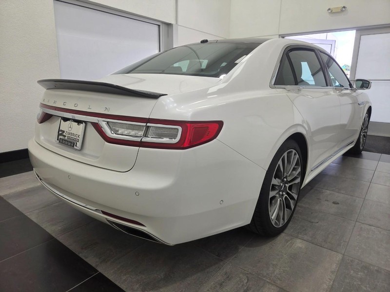 Lincoln Continental Vehicle Full-screen Gallery Image 2