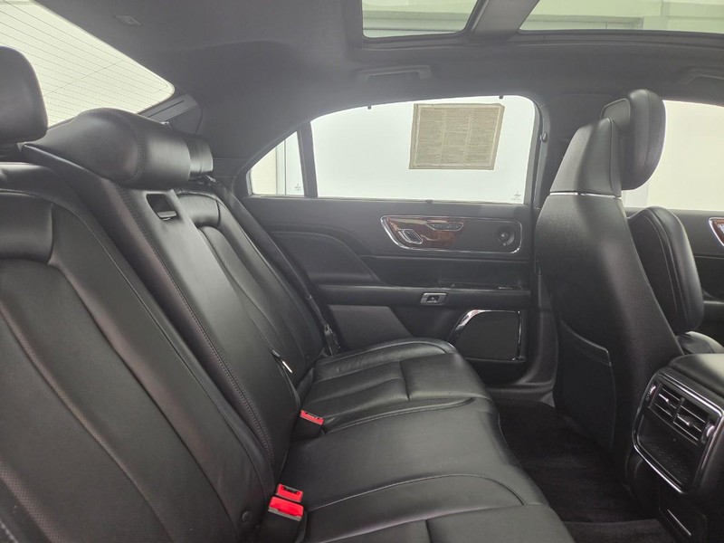 Lincoln Continental Vehicle Full-screen Gallery Image 8