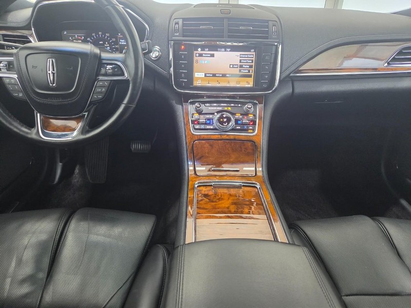 Lincoln Continental Vehicle Full-screen Gallery Image 9