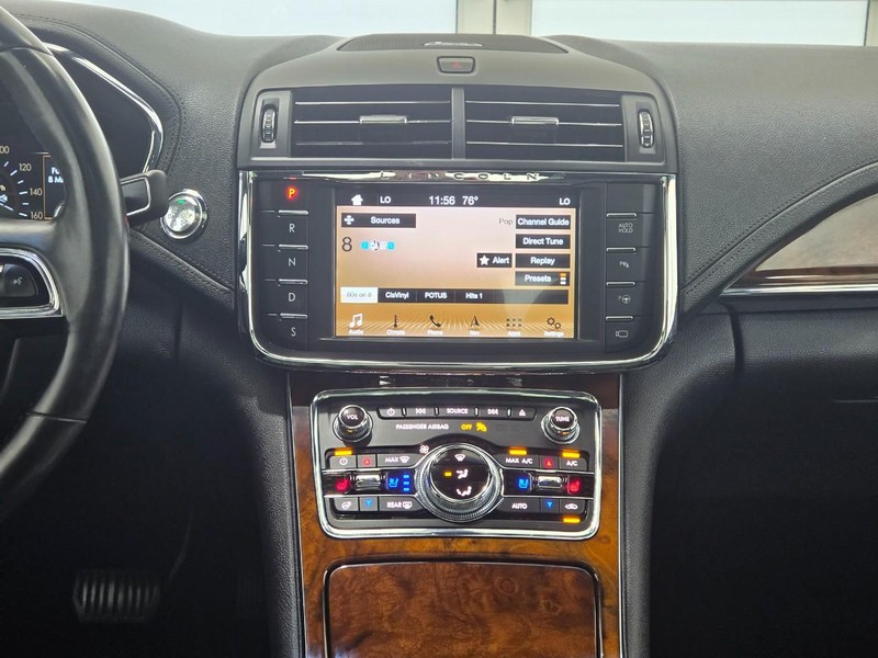 Lincoln Continental Vehicle Full-screen Gallery Image 10