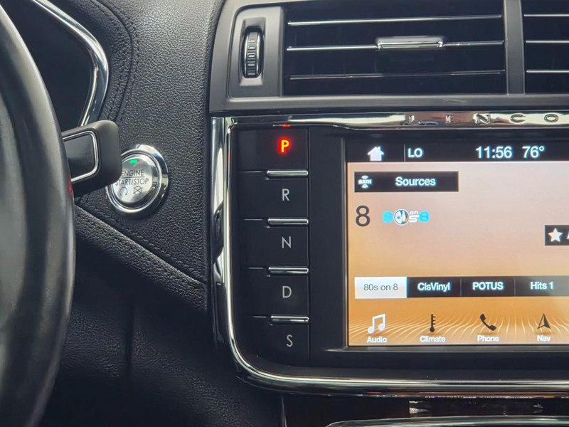 Lincoln Continental Vehicle Full-screen Gallery Image 11