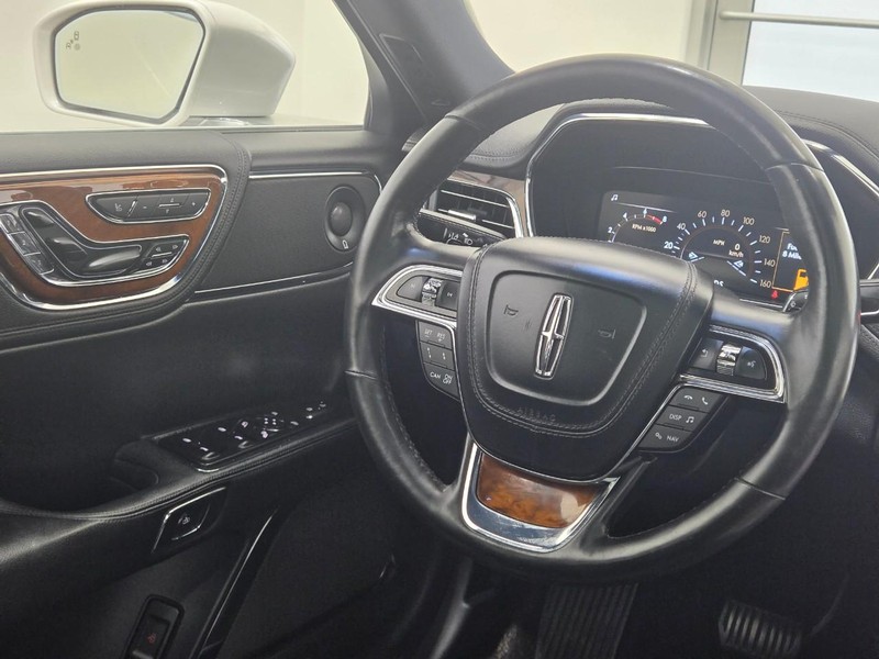 Lincoln Continental Vehicle Full-screen Gallery Image 12
