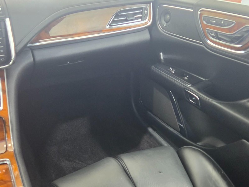 Lincoln Continental Vehicle Full-screen Gallery Image 13