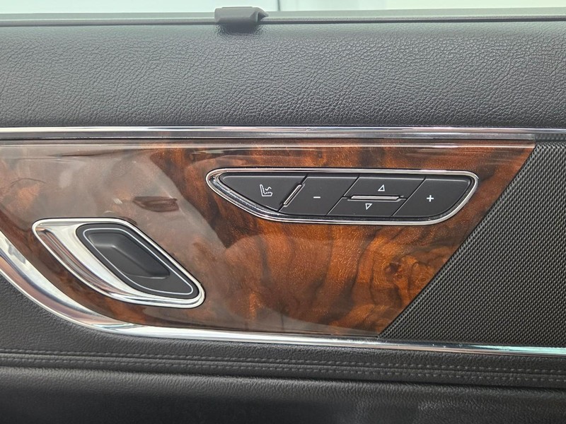 Lincoln Continental Vehicle Full-screen Gallery Image 14