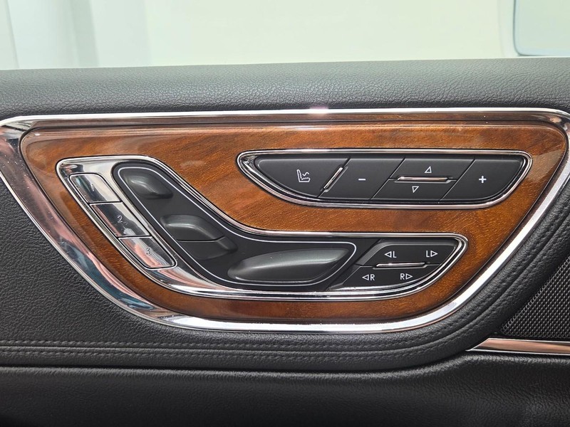 Lincoln Continental Vehicle Full-screen Gallery Image 15
