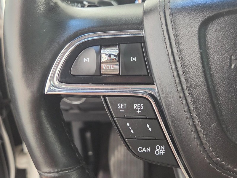 Lincoln Continental Vehicle Full-screen Gallery Image 16