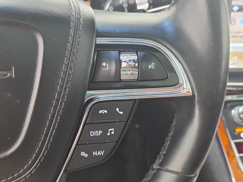 Lincoln Continental Vehicle Full-screen Gallery Image 17