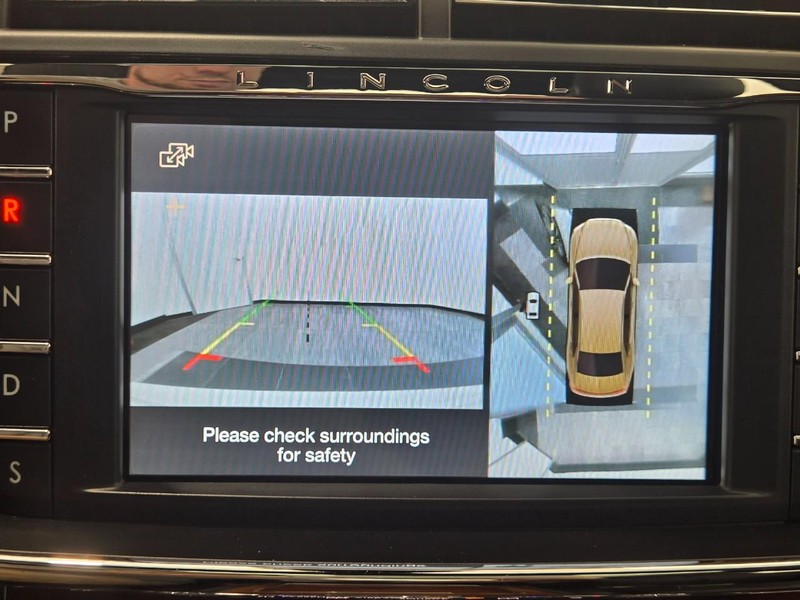 Lincoln Continental Vehicle Full-screen Gallery Image 19
