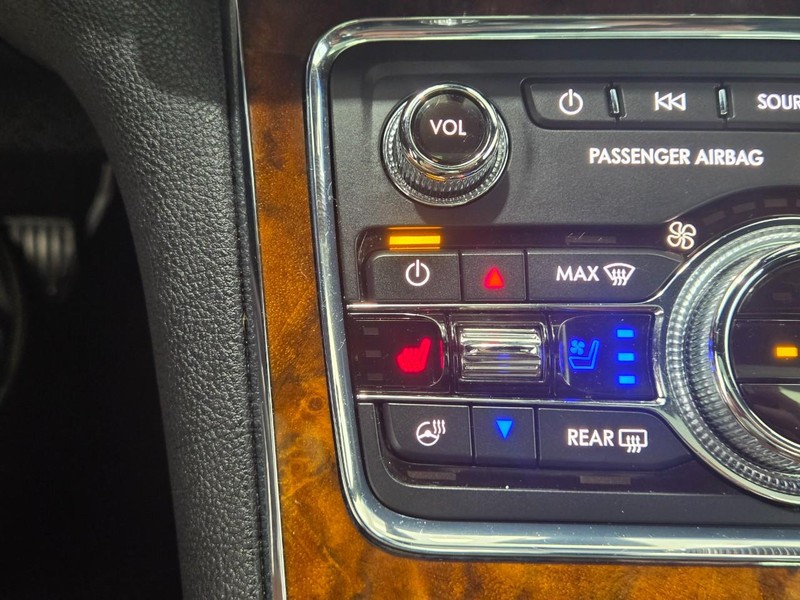 Lincoln Continental Vehicle Full-screen Gallery Image 20