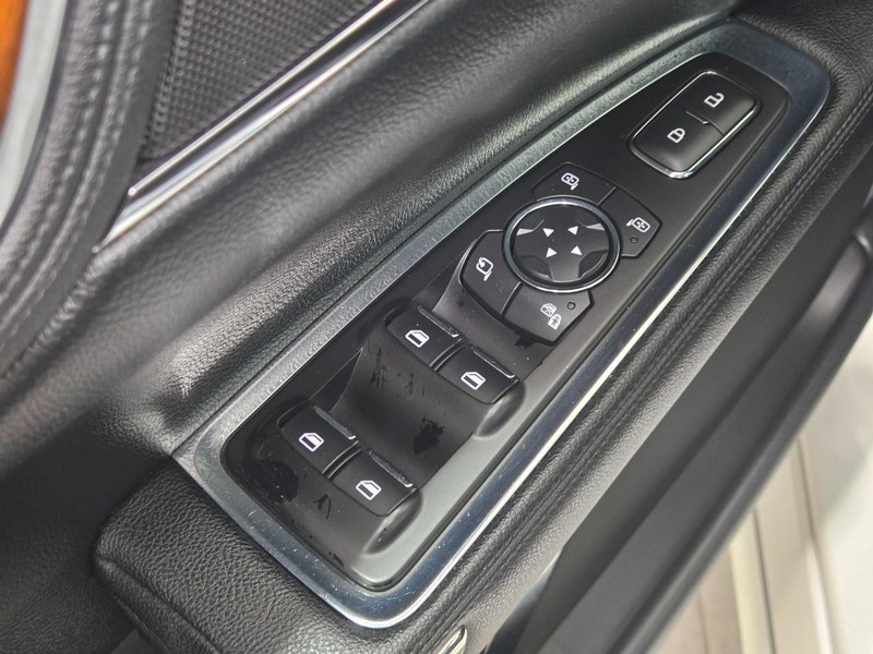 Lincoln Continental Vehicle Full-screen Gallery Image 21