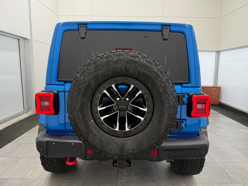 Jeep Wrangler Vehicle Full-screen Gallery Image 03