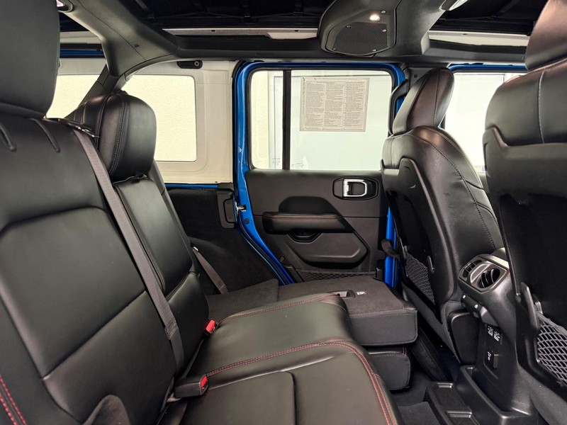 Jeep Wrangler Vehicle Full-screen Gallery Image 08