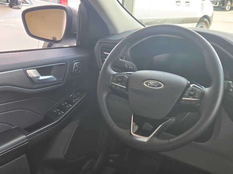 Ford Escape Vehicle Full-screen Gallery Image 12