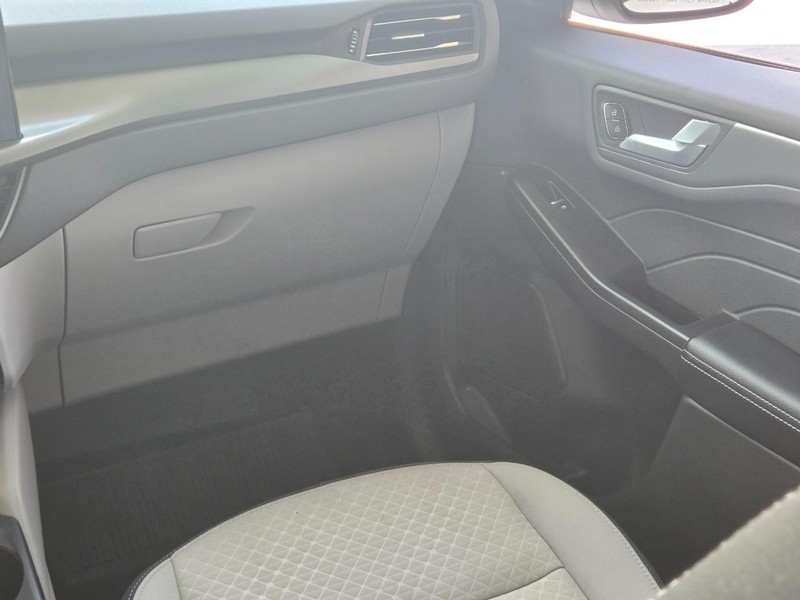 Ford Escape Vehicle Full-screen Gallery Image 13