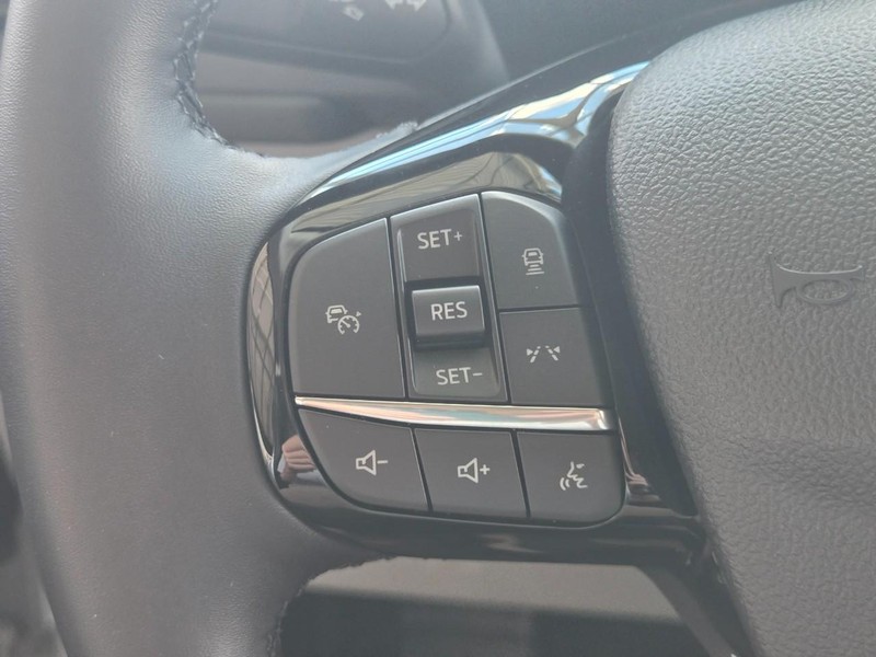 Ford Escape Vehicle Full-screen Gallery Image 15