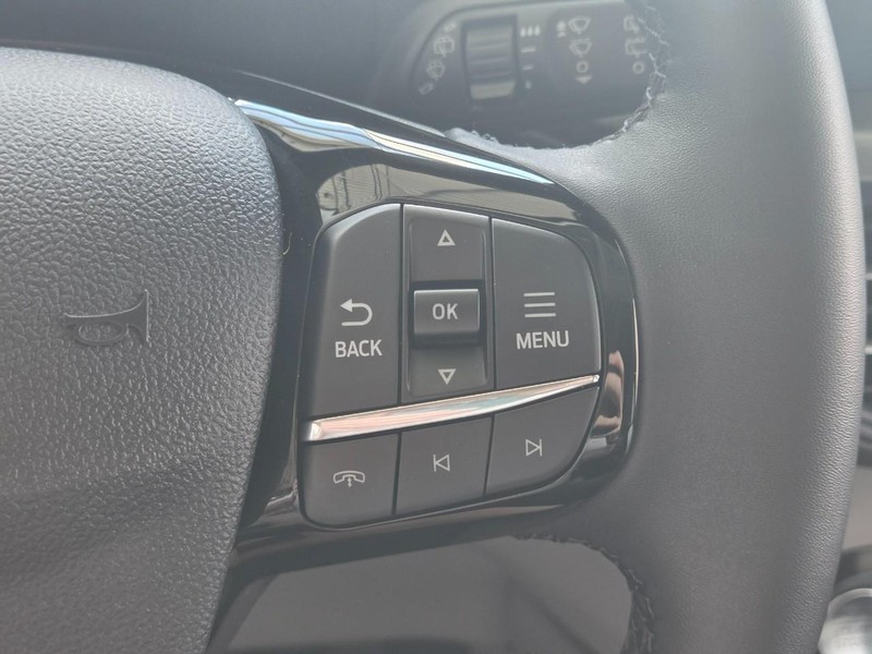 Ford Escape Vehicle Full-screen Gallery Image 16