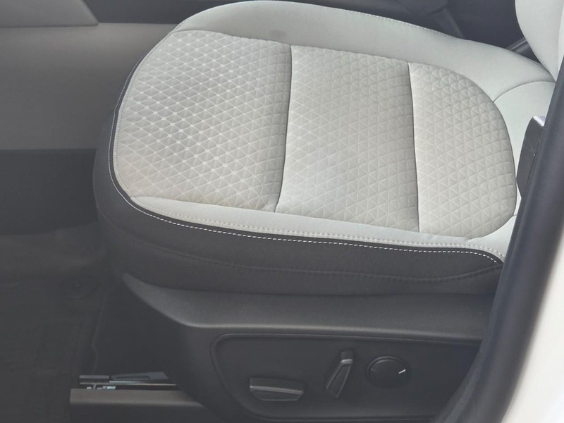 Ford Escape Vehicle Full-screen Gallery Image 20
