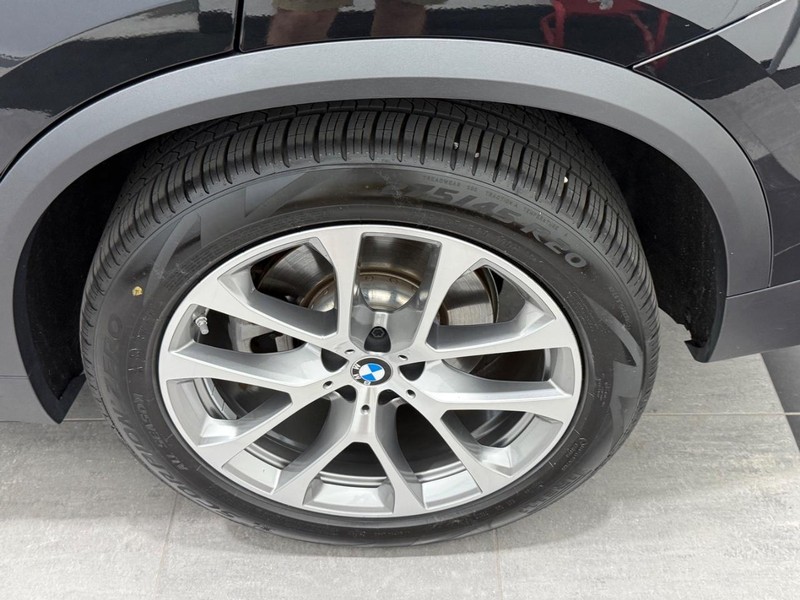 BMW X5 Vehicle Full-screen Gallery Image 5