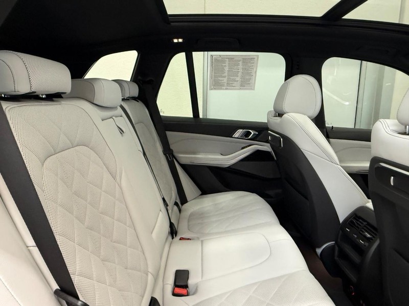 BMW X5 Vehicle Full-screen Gallery Image 8
