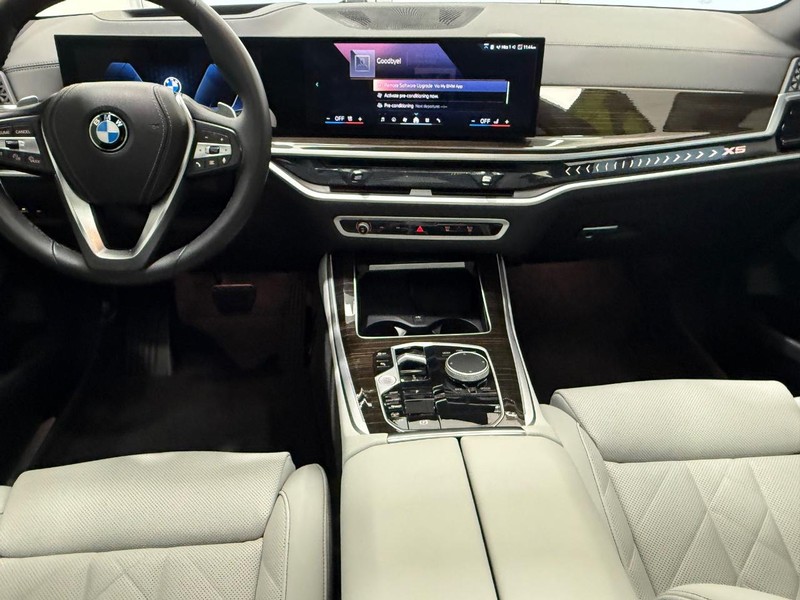 BMW X5 Vehicle Full-screen Gallery Image 9
