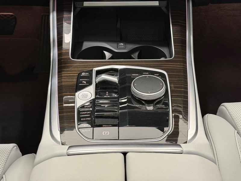 BMW X5 Vehicle Full-screen Gallery Image 11