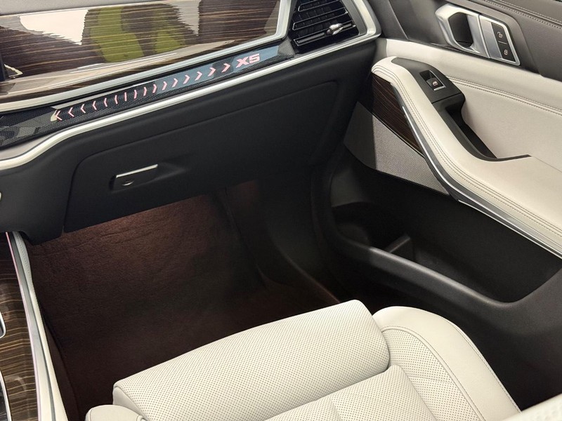 BMW X5 Vehicle Full-screen Gallery Image 13