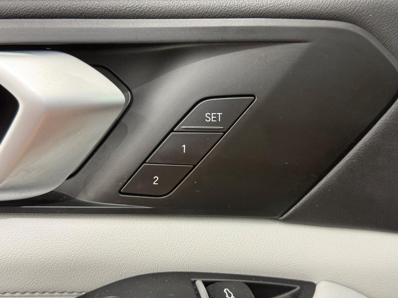 BMW X5 Vehicle Full-screen Gallery Image 14