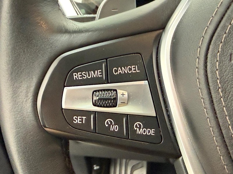 BMW X5 Vehicle Full-screen Gallery Image 15