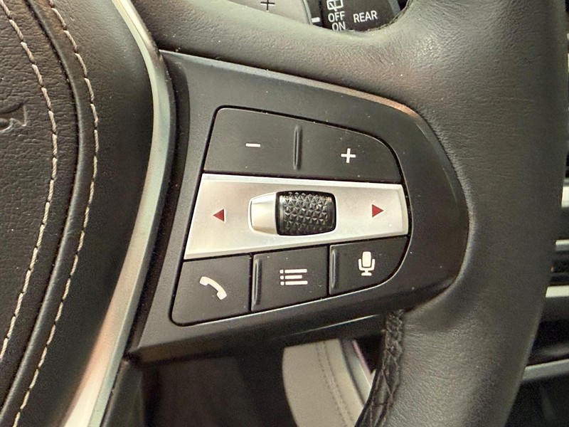BMW X5 Vehicle Full-screen Gallery Image 16