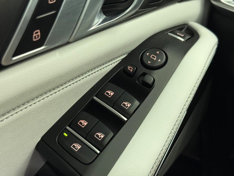 BMW X5 Vehicle Full-screen Gallery Image 20