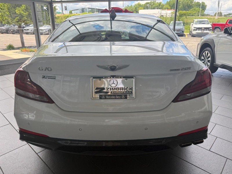 Genesis G70 Vehicle Full-screen Gallery Image 03