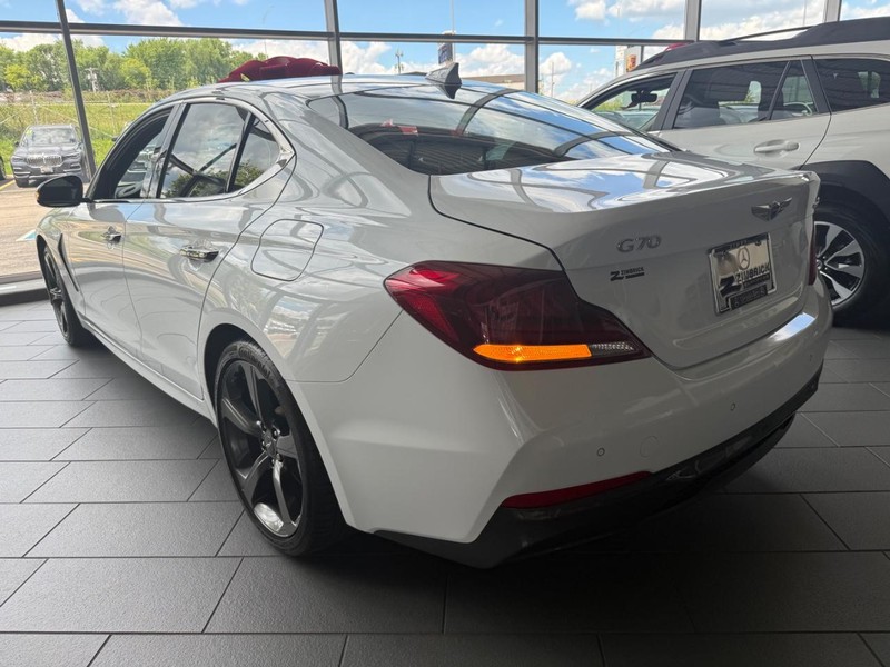 Genesis G70 Vehicle Full-screen Gallery Image 04