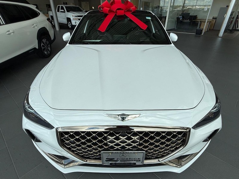 Genesis G70 Vehicle Full-screen Gallery Image 07