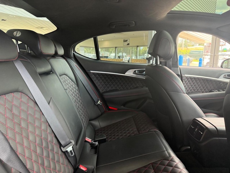 Genesis G70 Vehicle Full-screen Gallery Image 08