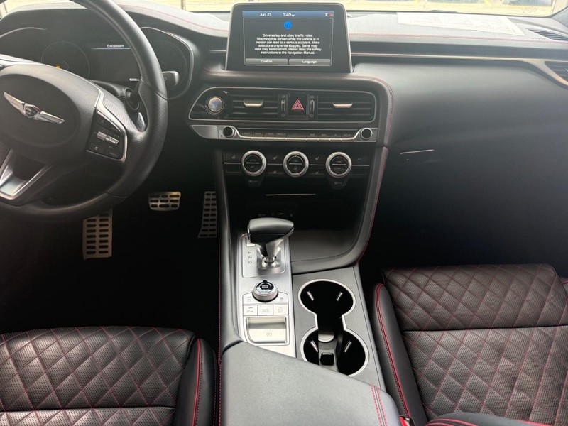 Genesis G70 Vehicle Full-screen Gallery Image 09