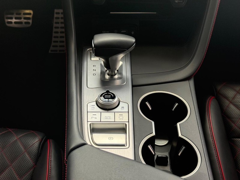 Genesis G70 Vehicle Full-screen Gallery Image 11