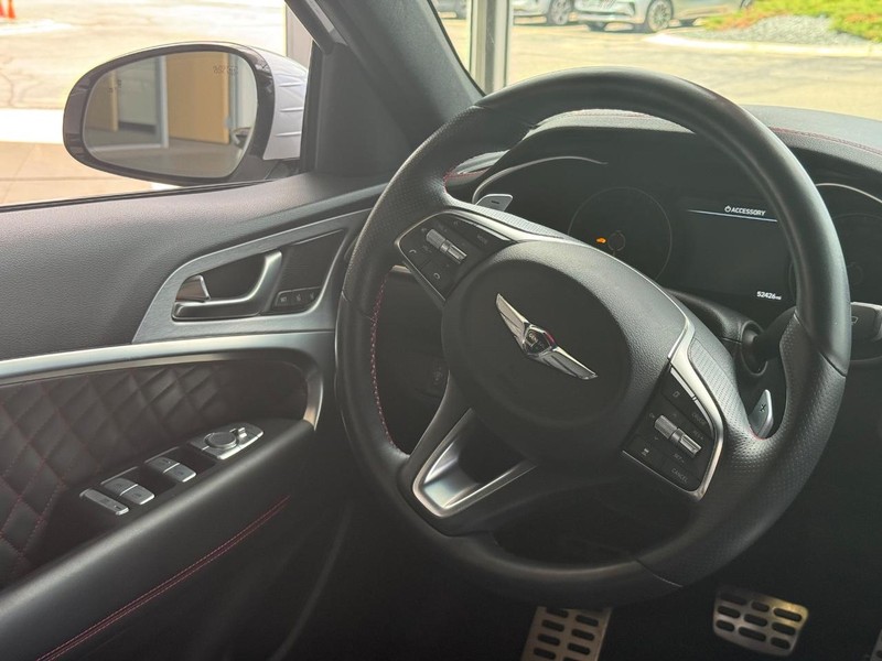 Genesis G70 Vehicle Full-screen Gallery Image 12