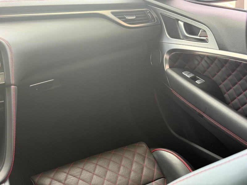 Genesis G70 Vehicle Full-screen Gallery Image 13
