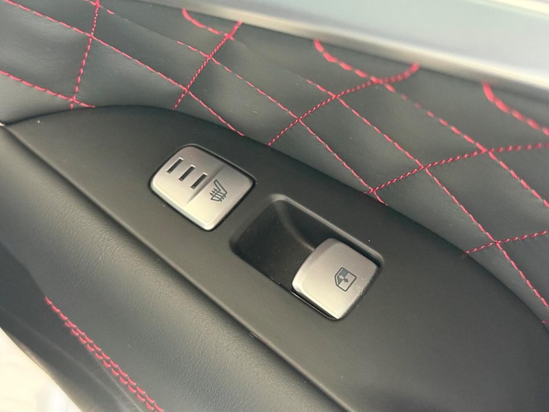 Genesis G70 Vehicle Full-screen Gallery Image 14