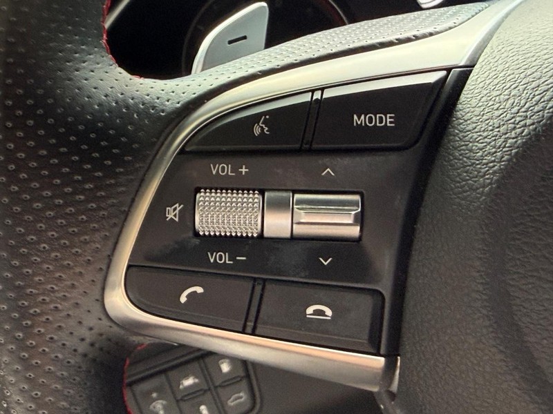 Genesis G70 Vehicle Full-screen Gallery Image 15