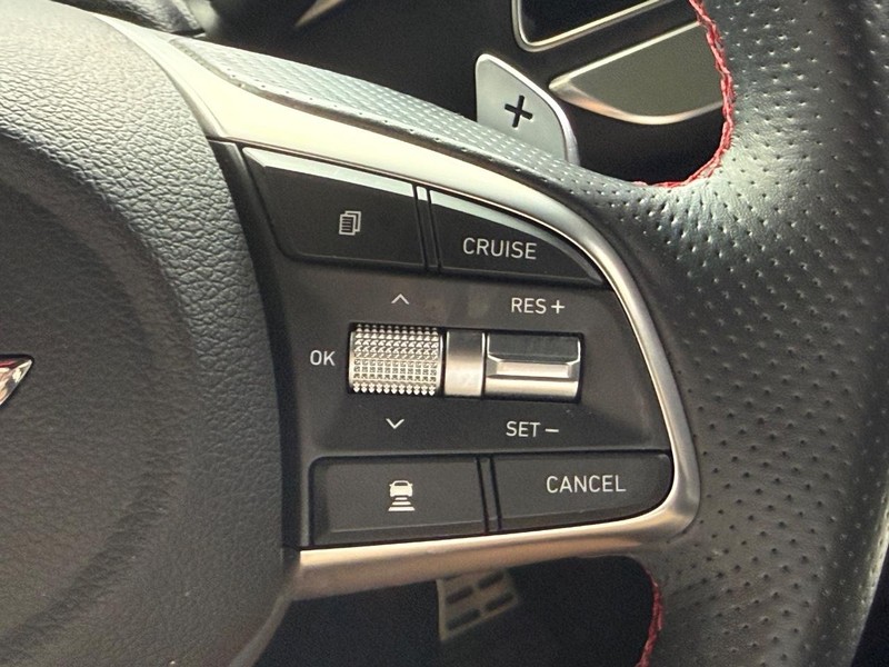 Genesis G70 Vehicle Full-screen Gallery Image 16