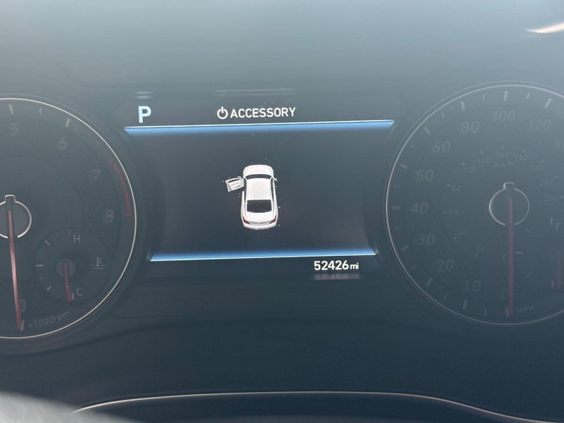 Genesis G70 Vehicle Full-screen Gallery Image 17